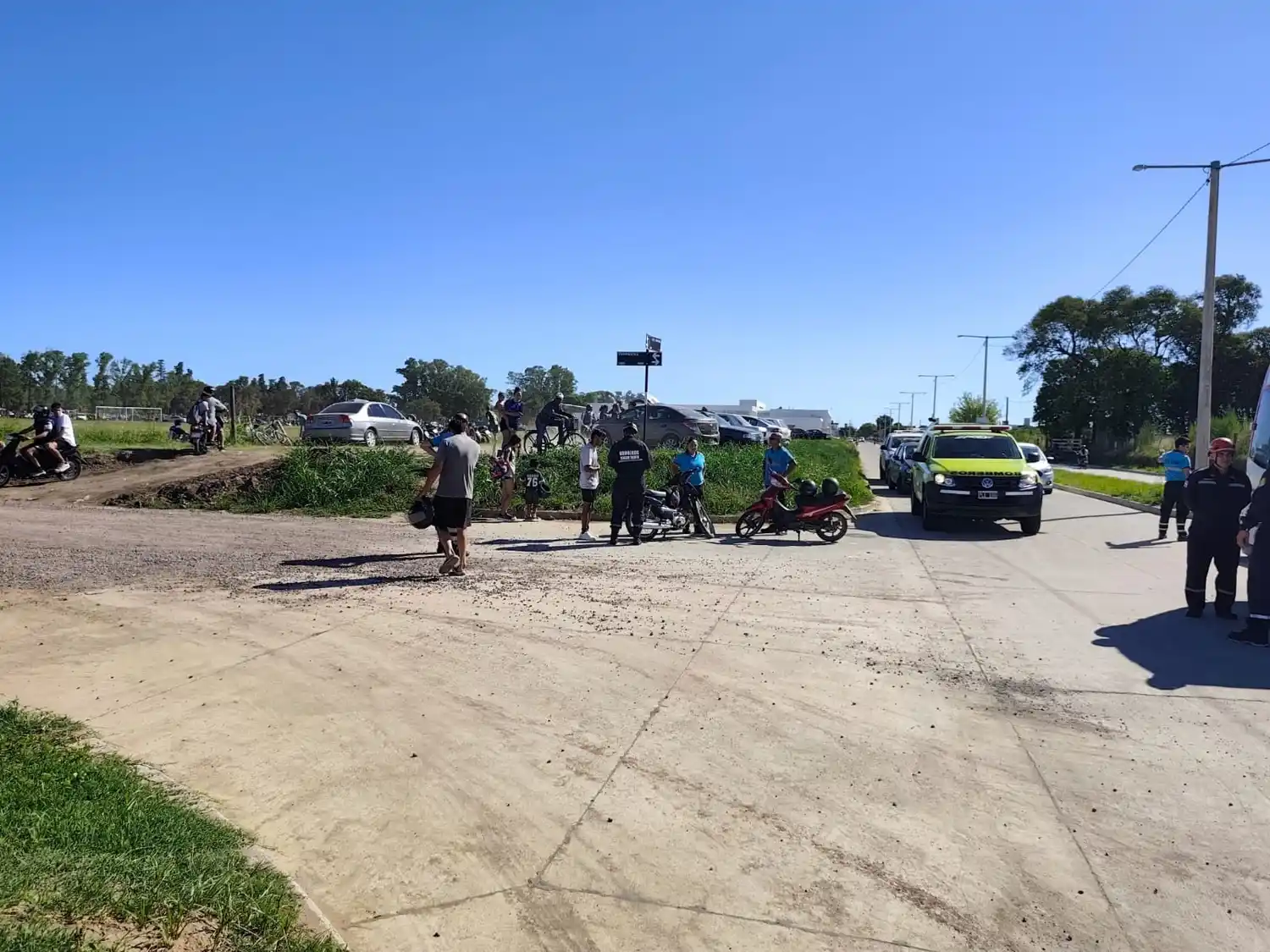 Los servidores públicos trabajando en el lugar del accidente.