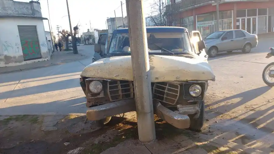 Fuerte choque entre dos vehiculos