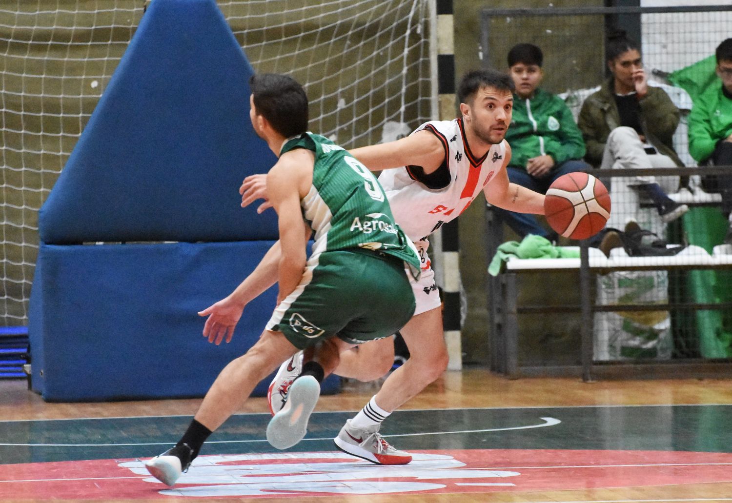 Santiago Ludueña y Nahuel Buchaillot, un duelo que se repitió durante los tres encuentros.