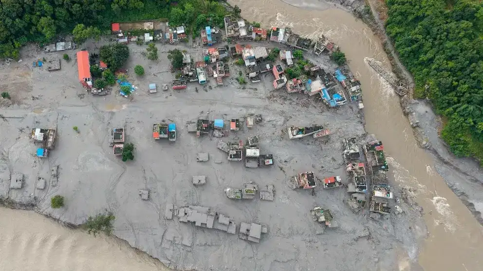 Una vista aérea muestra casas sumergidas en lodo tras las inundaciones repentinas