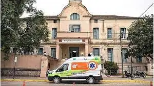 Una adolescente de 16 años dio a luz en la puerta del Hospital Centenario