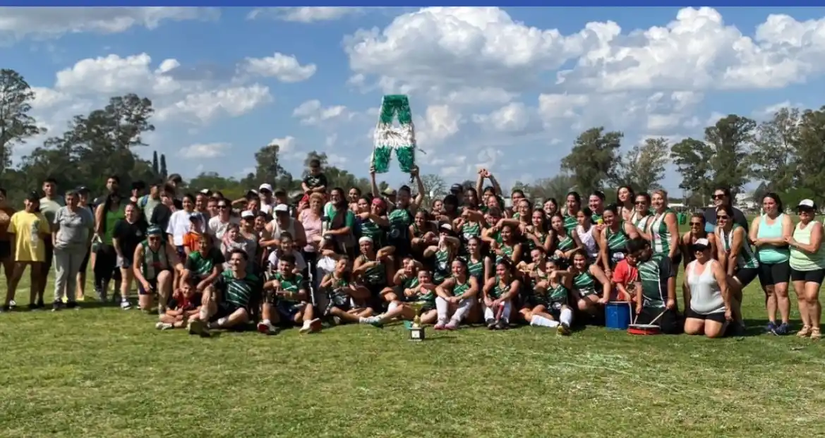 Toda la familia de la Muni festejando el ascenso con la A bien en alto. Foto: gentileza
