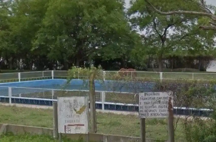 Hallaron un perro atado y ahogado dentro de una pileta comunal