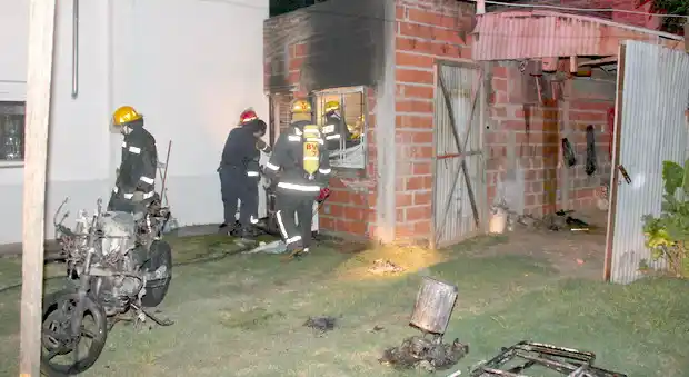 Se incendió una vivienda y hubo daños materiales