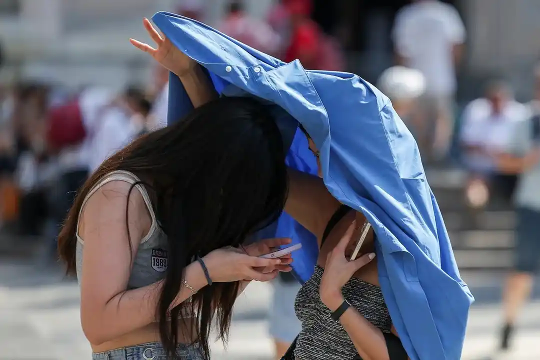 La ropa sirve de sombrilla cuando el calor aprieta.