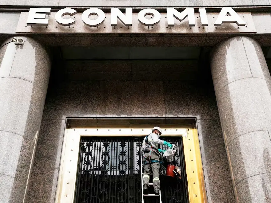 Economía buscará este mes más dólares “locales” para pagar los vencimientos de julio