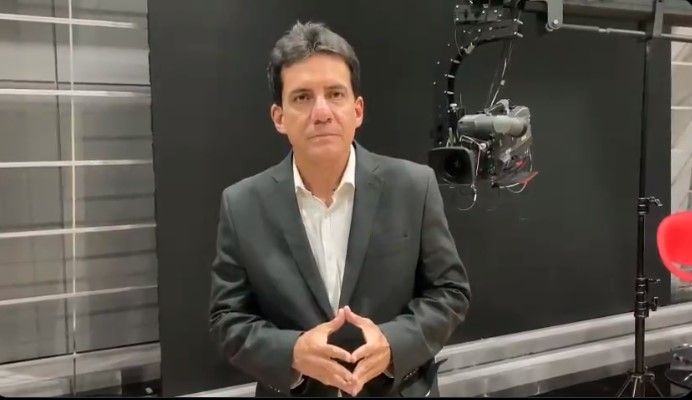 ¡ROLO DE SUSTO! A periodista Carlos Orduz le cayó encima una gran pantalla (Video)