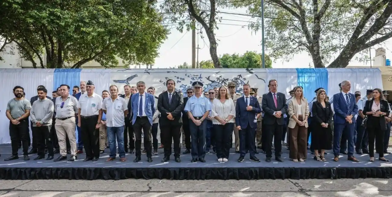 Bastía en el escenario, en representación del gobierno. También estuvo el Dr. Alurralde.