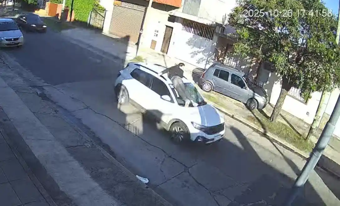 El hombre se sujetó del portaequipajes