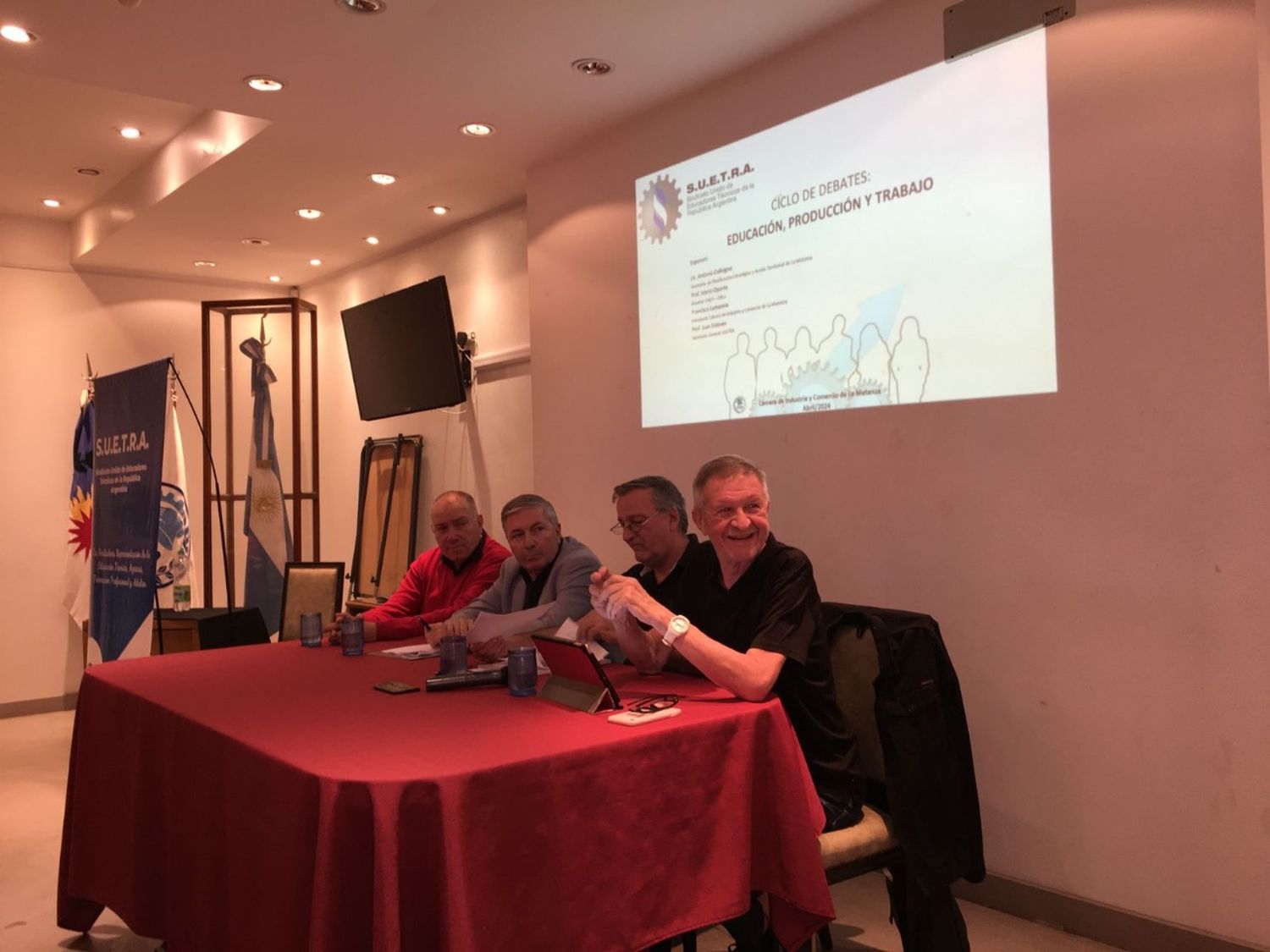 Juan Esteves, Secretario General, Antonio Colicigno, Secretario de Planificación Estratégica y Acción Territorial de La Matanza, Prof. Mario Oporto, Docente UNLP-UNLa, y Francisco Lamanna, Presidente Cámara de Industria y Comercio Local.