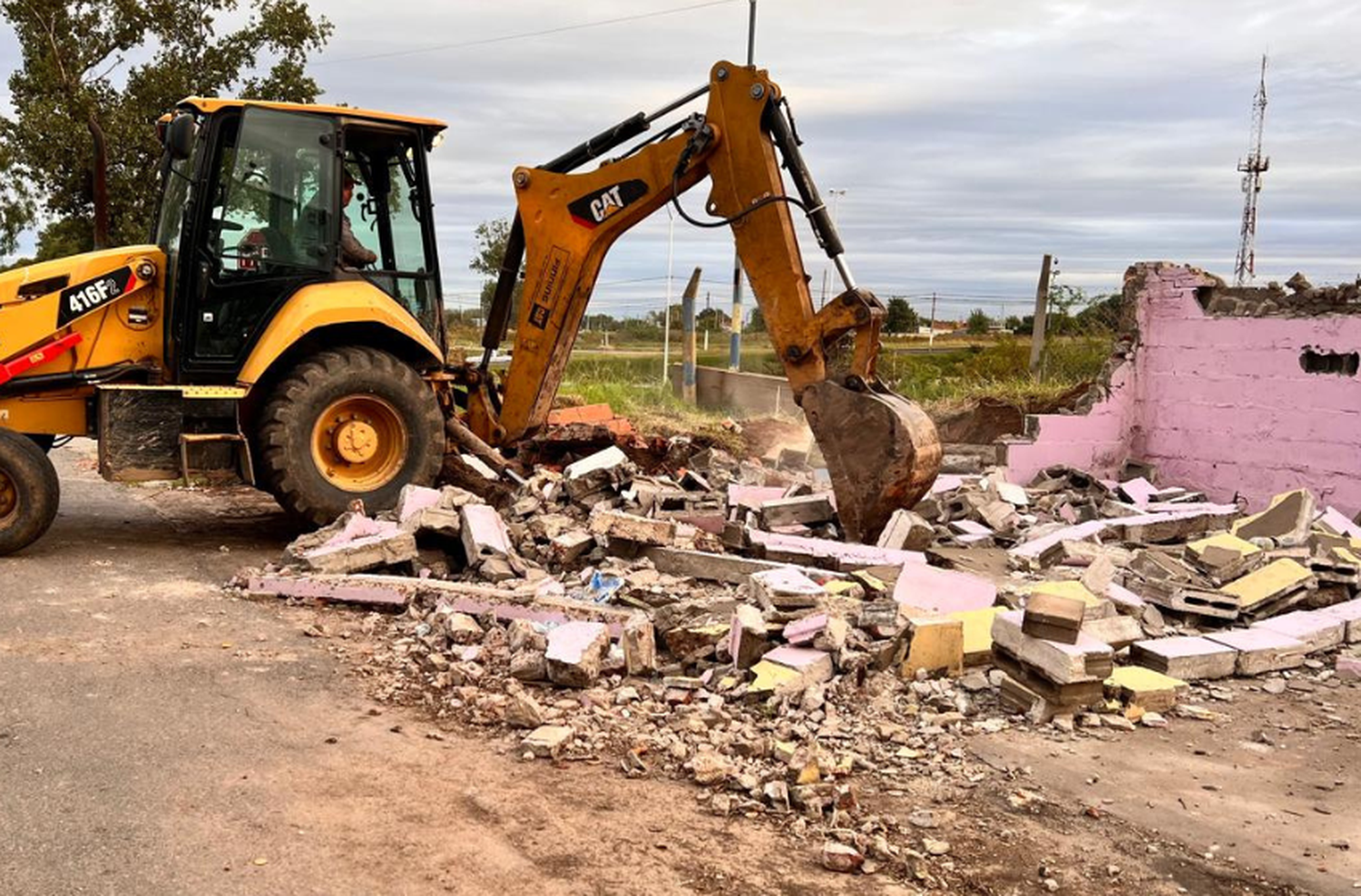 Demolieron en Rosario 27 cocheras construidas sobre una vereda de barrio Rucci