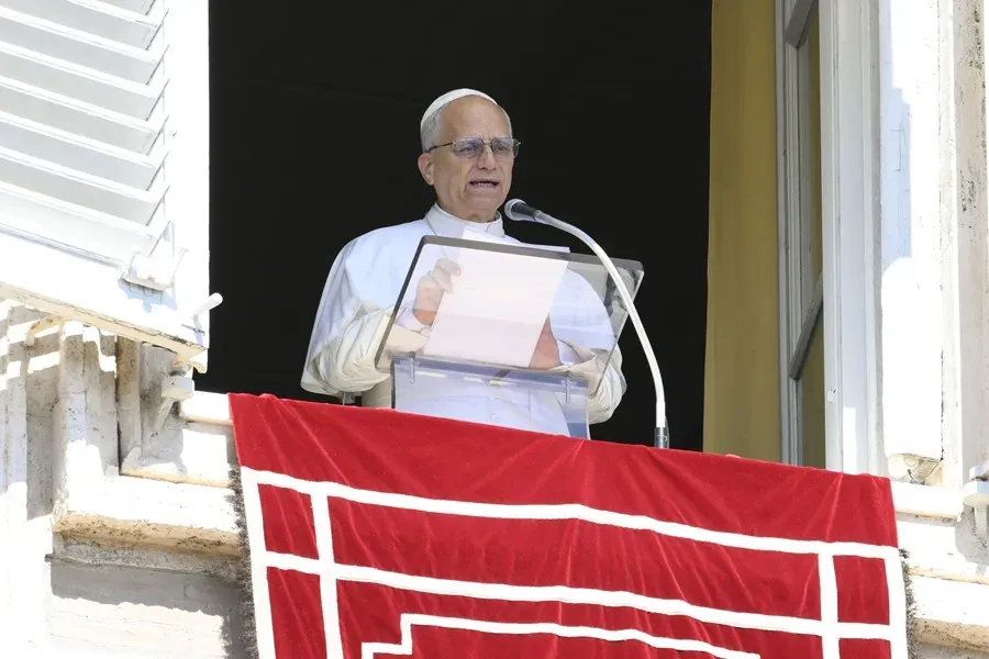 El papa León XIV, hoy durante el Ángelus en la Plaza de San Pedro. EFE
