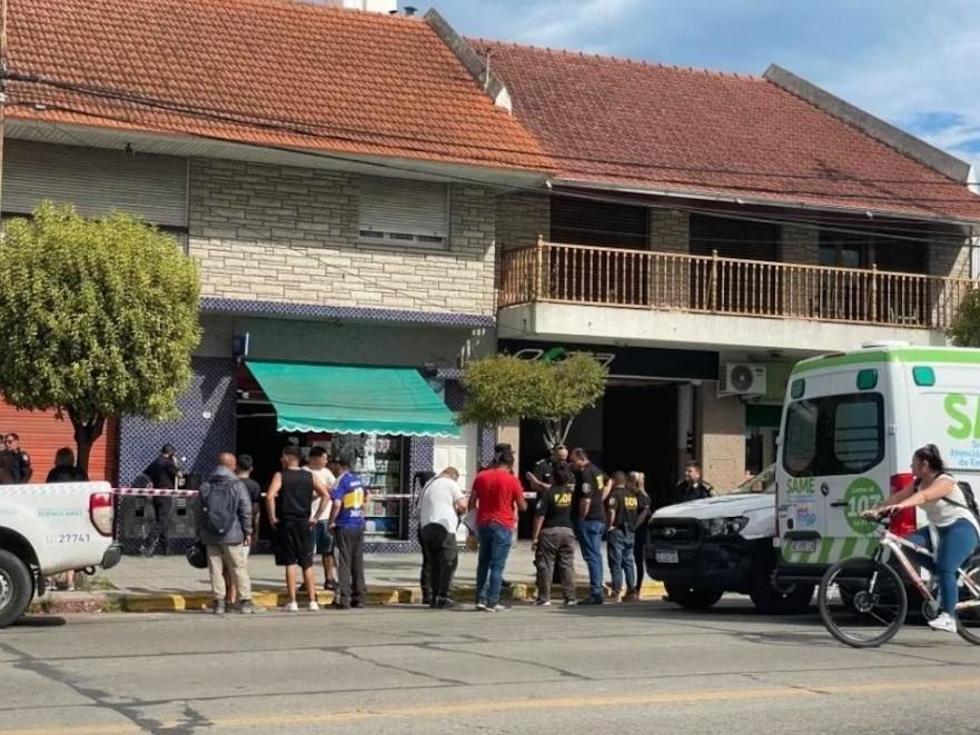 El crimen ocurrió en un kiosco de Jacinto Peralta Ramos al 700 (foto: @PeriodismoMovi3).