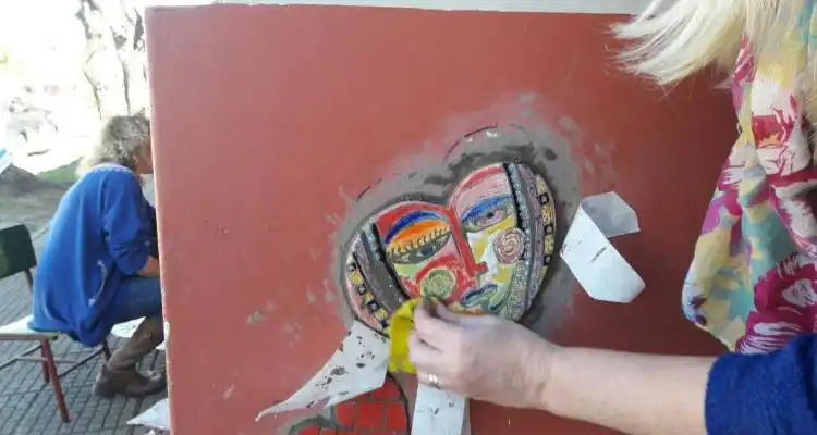 Artistas sampedrinas y un mural de corazones en homenaje a Favaloro