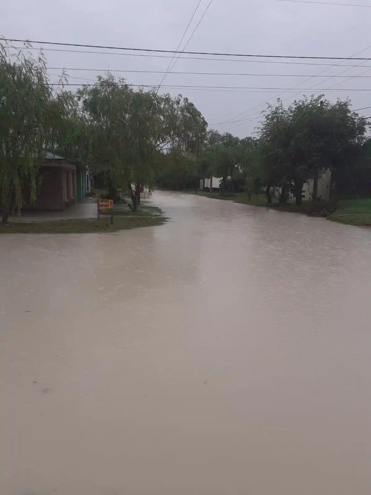 Anegamientos y corte de luz en Claromecó.  Esquina de calle 25 y 38
