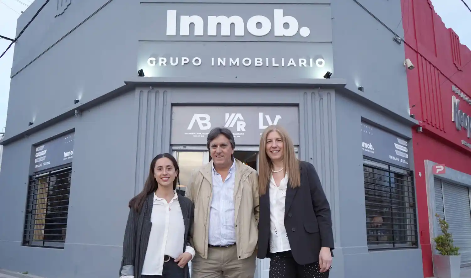 Inauguración. Los dueños de Inmob posan frente al nuevo empredimiento