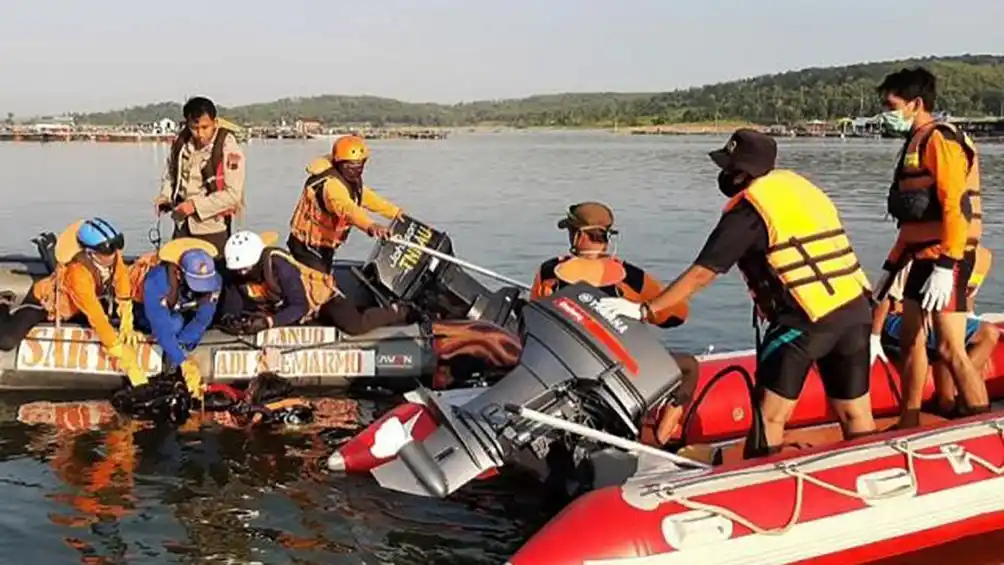 Por una foto: cayeron de un bote sobrecargado y murieron