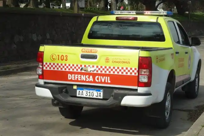 Fuertes vientos provocaron caída de postes y cables en distintos puntos de la ciudad