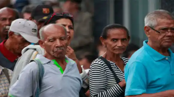 ¡QUÉ DOLOR! EN LUGAR DE UNA VEJEZ DIGNA hay pensionados  que mendigan en las calles