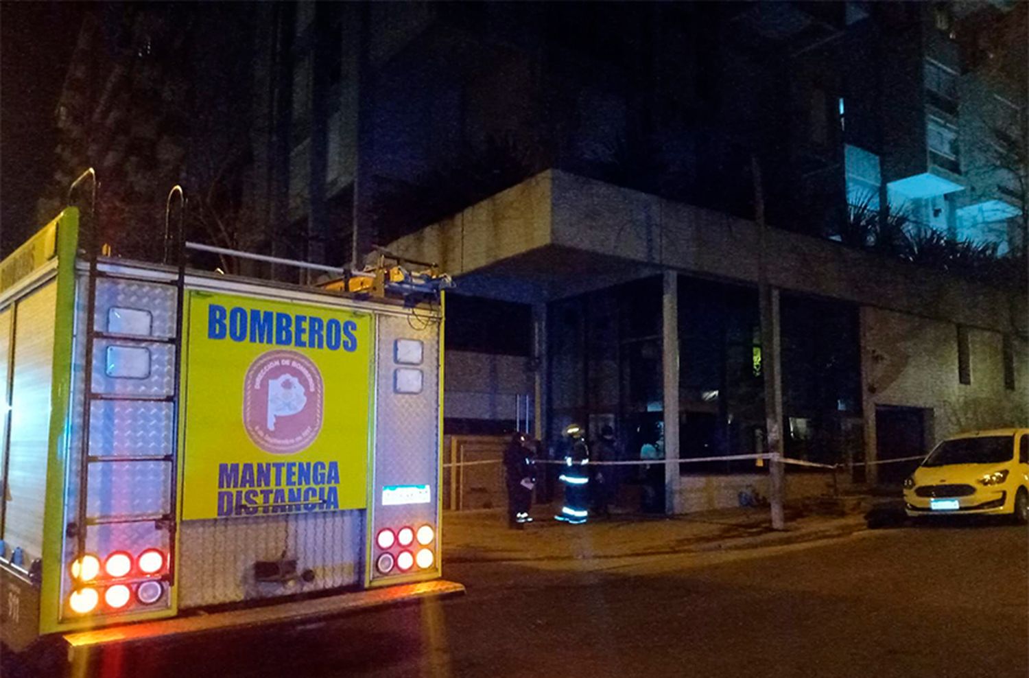 Trasladan a un hombre intoxicado con monóxido tras un incendio en un edificio