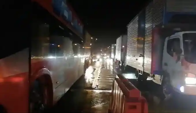 Robo masivo en autopista de Medellín: al menos 40 personas afectadas