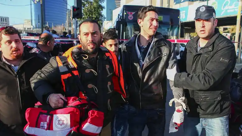 Ataque terrorista en Israel: un palestino apuñaló a 12 personas en un ómnibus de Tel Aviv