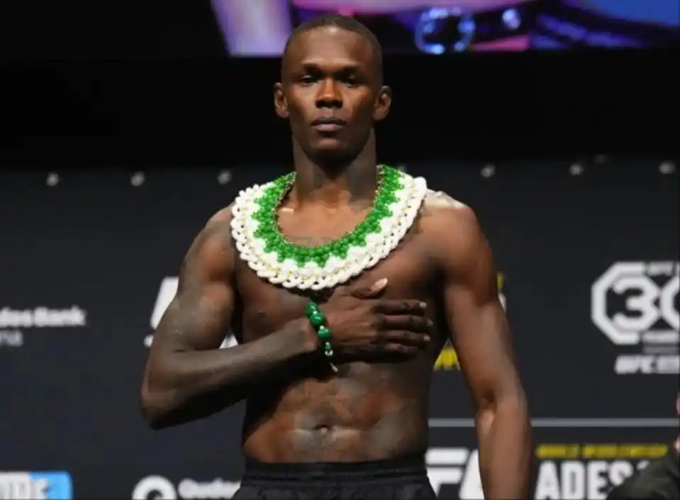 Israel Adesanya: “No quiero cinturones, vengo a cortar cabezas”