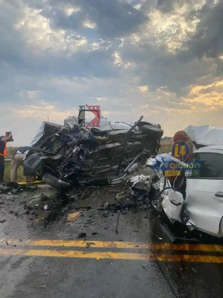 La violenta colisión frontal dejó terribles consecuencias.