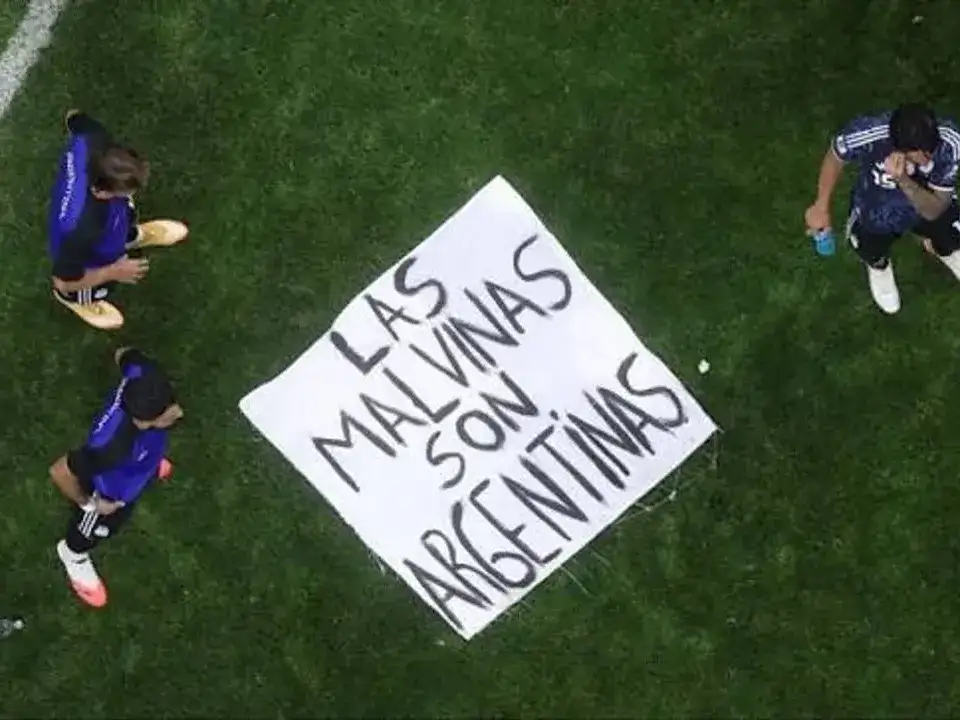 La bandera que desplegaron los jugadores de la Selección argentina tras el triunfo contra Inglaterra en el Mundial.