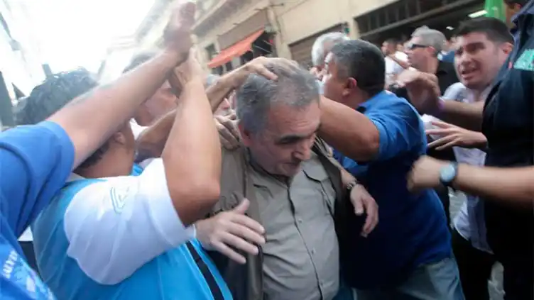 Corridas, incidentes e insultos después del acto de la CGT 