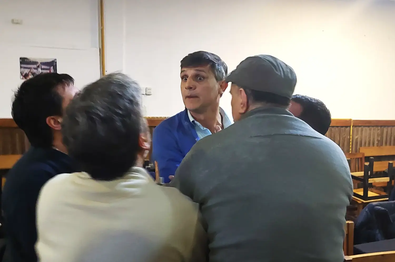 Damián Mosquera, contenido por otros concejales en medio del episodio en Santa Lucía.