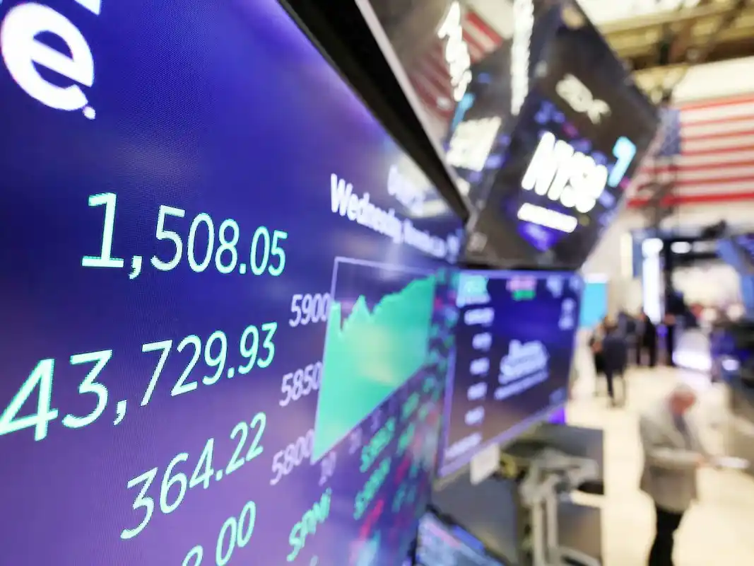 Caen las acciones argentinas y sube el riesgo país en medio de un mal clima global