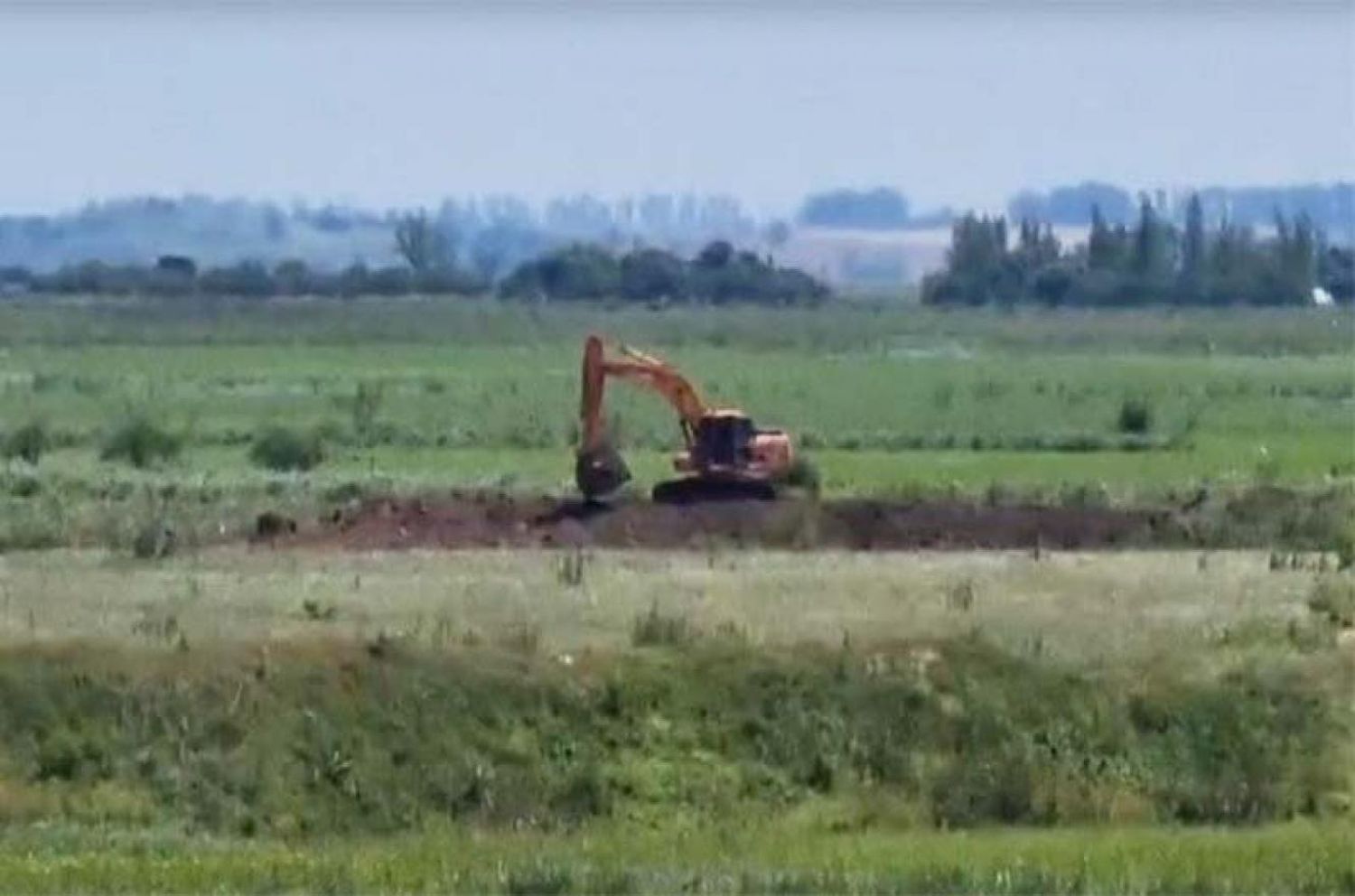 Tras la orden judicial, demuelen el terraplén en la zona de humedales de Victoria