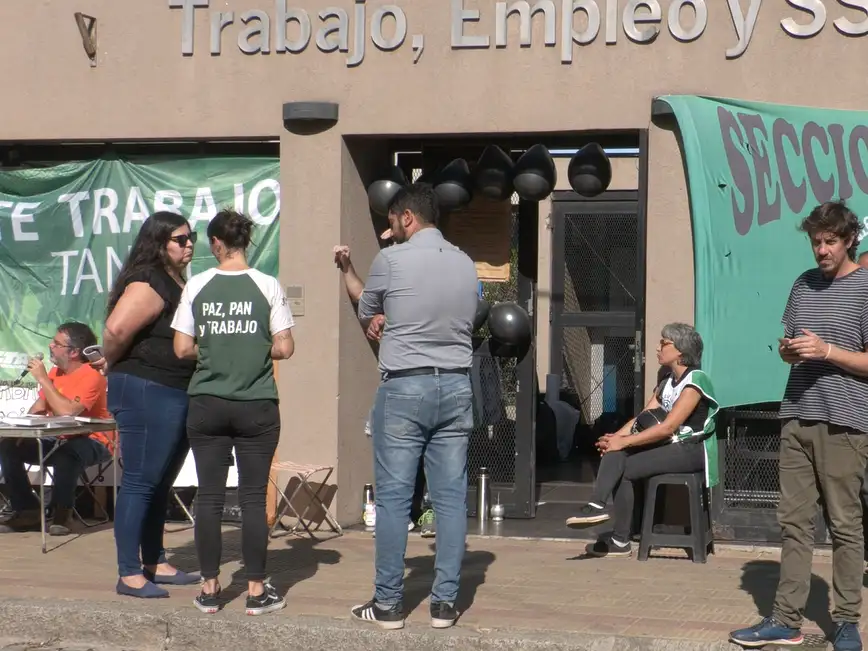Ayer se realizó un micrófono abierto en la sede de 9 de Julio al 800.