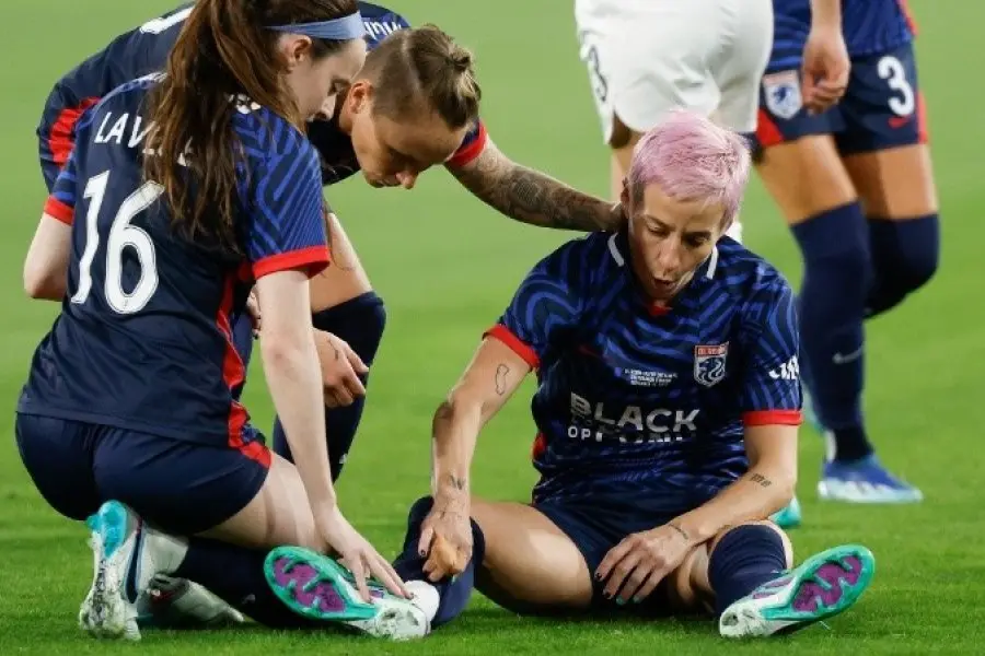 Triste despedida en el fútbol femenino: Megan Rapinoe sufrió una dura y rápida lesión en su retiro