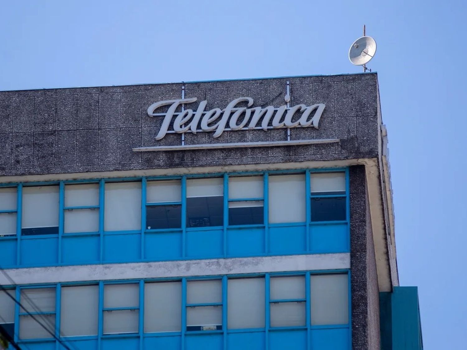 Grupo Clarín compra Telefónica, pero el Gobierno se opone.