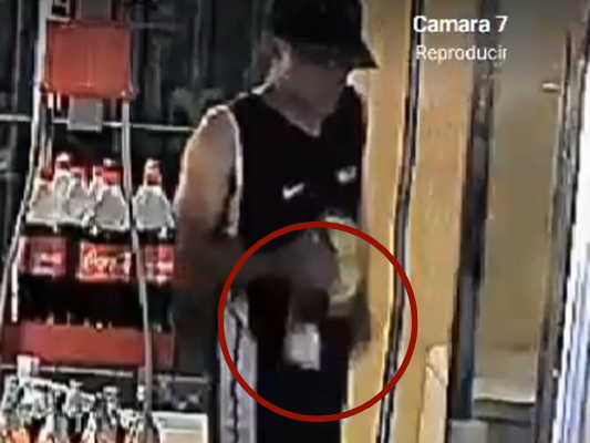 [VIDEO] Entró como cliente y robó dos botellas de bebidas alcohólicas: "Nunca un paquete de fideos"