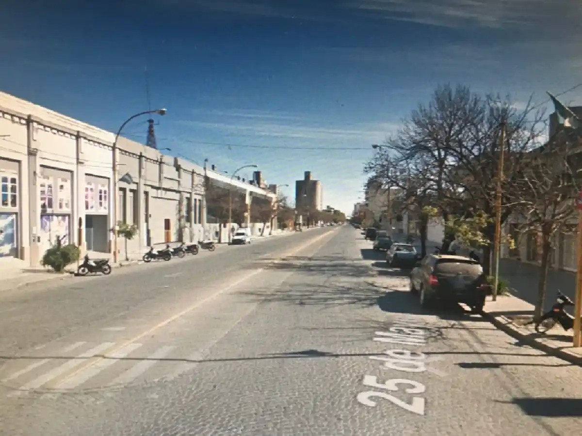 Dos grupos de jóvenes se enfrentaron a los tiros en pleno centro y hubo un herido 