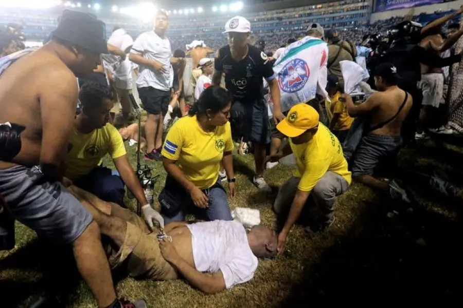 Tragedia en El Salvador: al menos 12 muertos por una estampida en un estadio