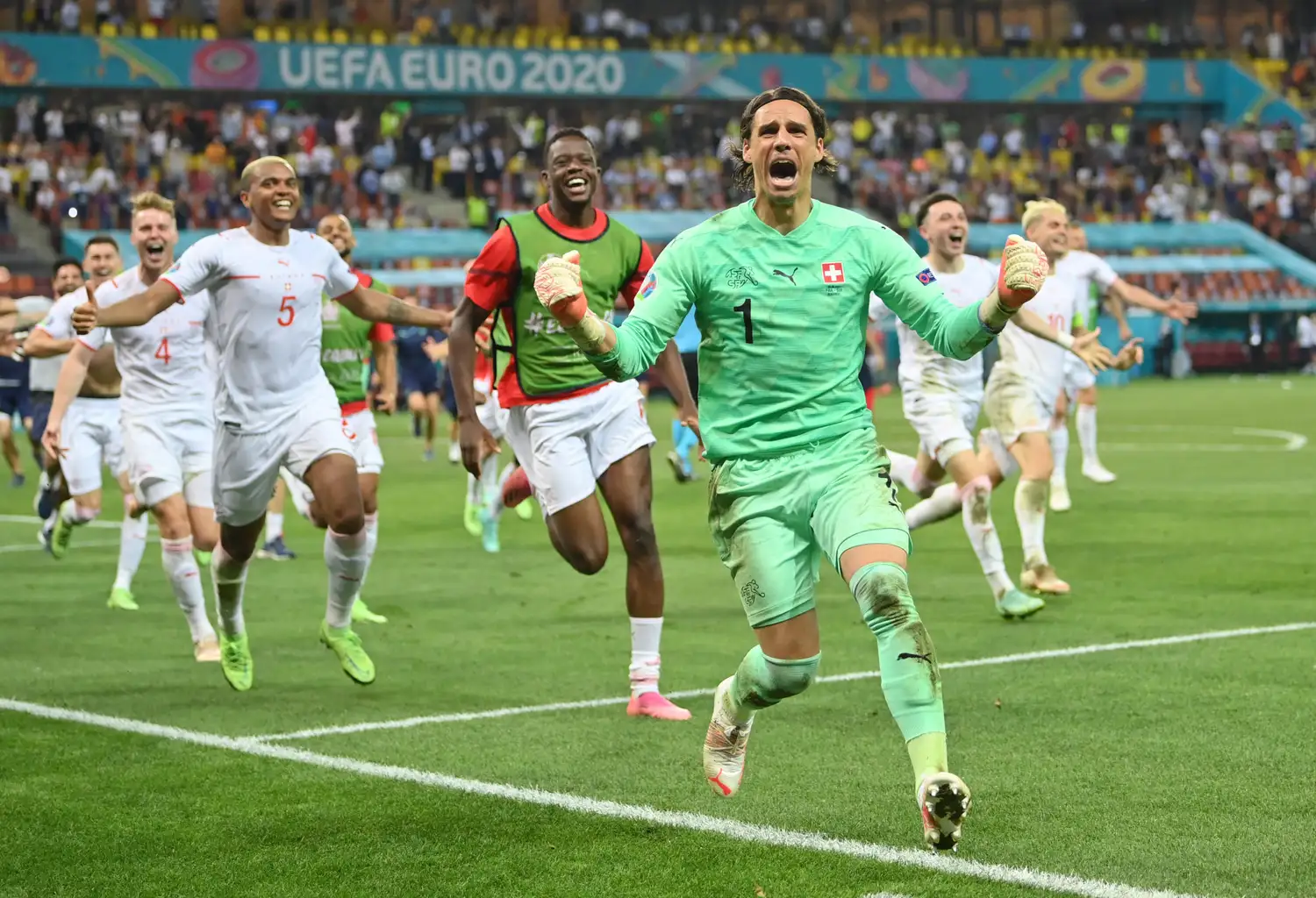 Sommer atajó el penal de Mbappé y lidera el festejo suizo.