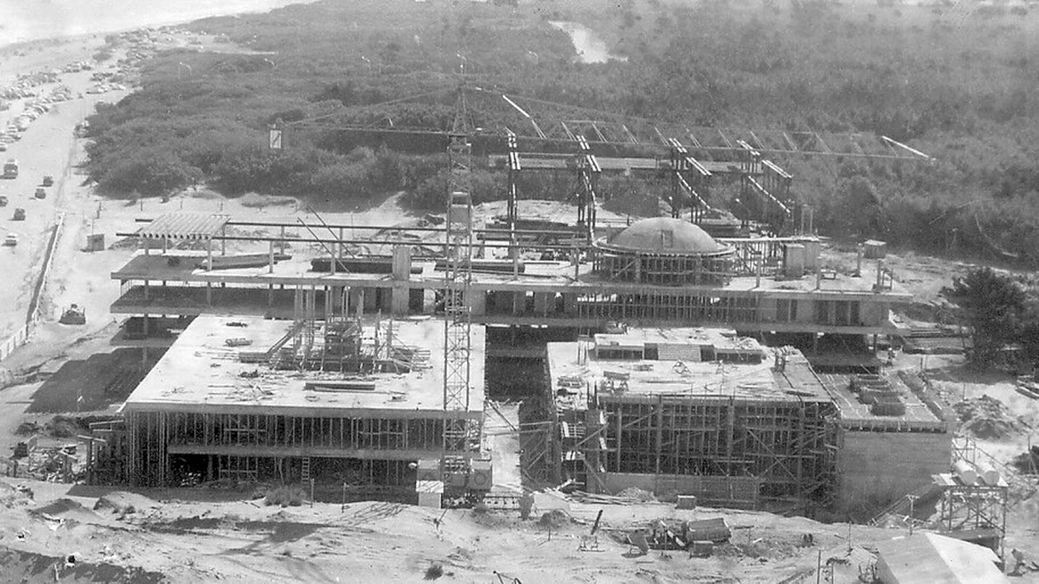 En construcción. El Complejo Casino se inauguró en 1973 y se convirtió en la postal de Necochea por muchos años