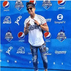 Juan Miguel celebró su título de abogado en el derby del jonrón Pepsi.