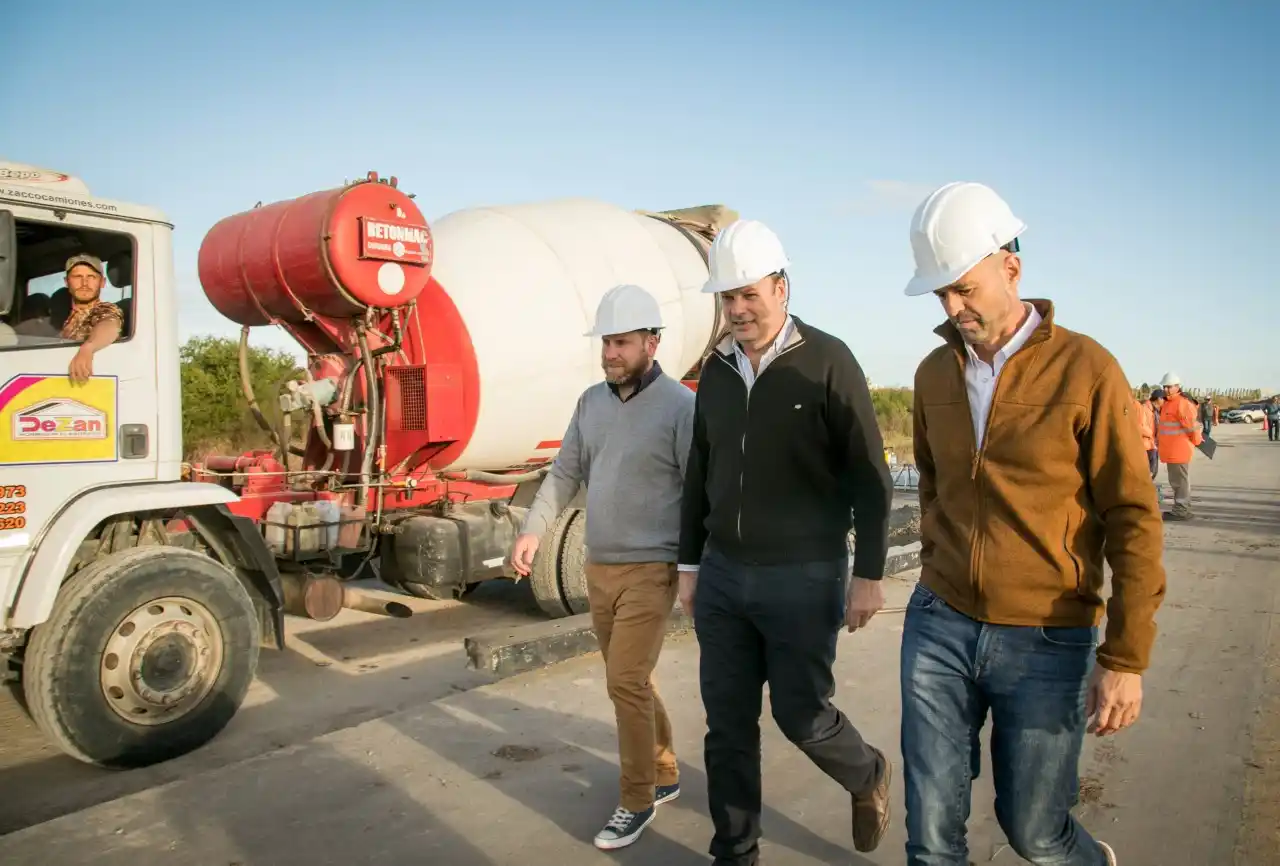 El ministro Dietrich pasó por Gualeguaychú y recorrió obras de repavimentación