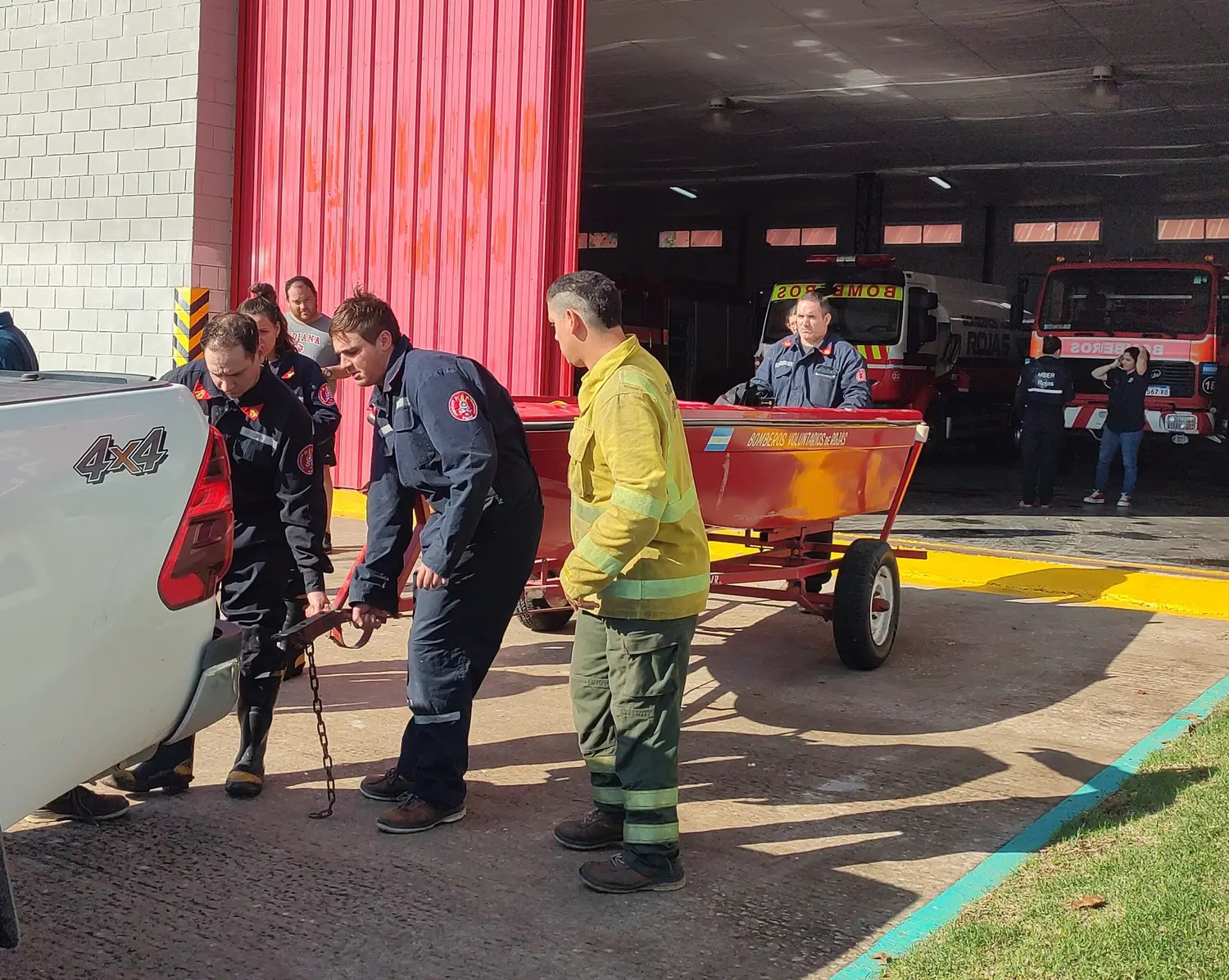 Bomberos de Rojas, en acción.