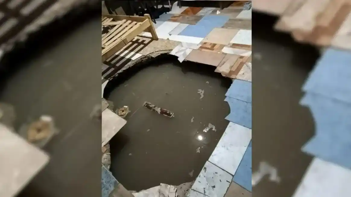 Colapsó el piso de una vivienda y una mujer con sus hijos cayeron a un pozo con agua en Santa Fe