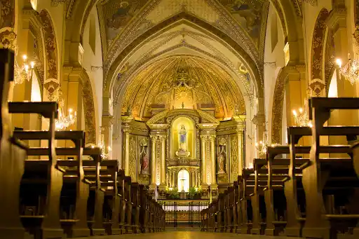El Episcopado recomendó dar la comunión en la mano y no realizar el saludo de la paz