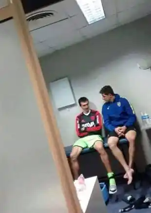 Un mensaje contra la violencia: la foto viral del último superclásico