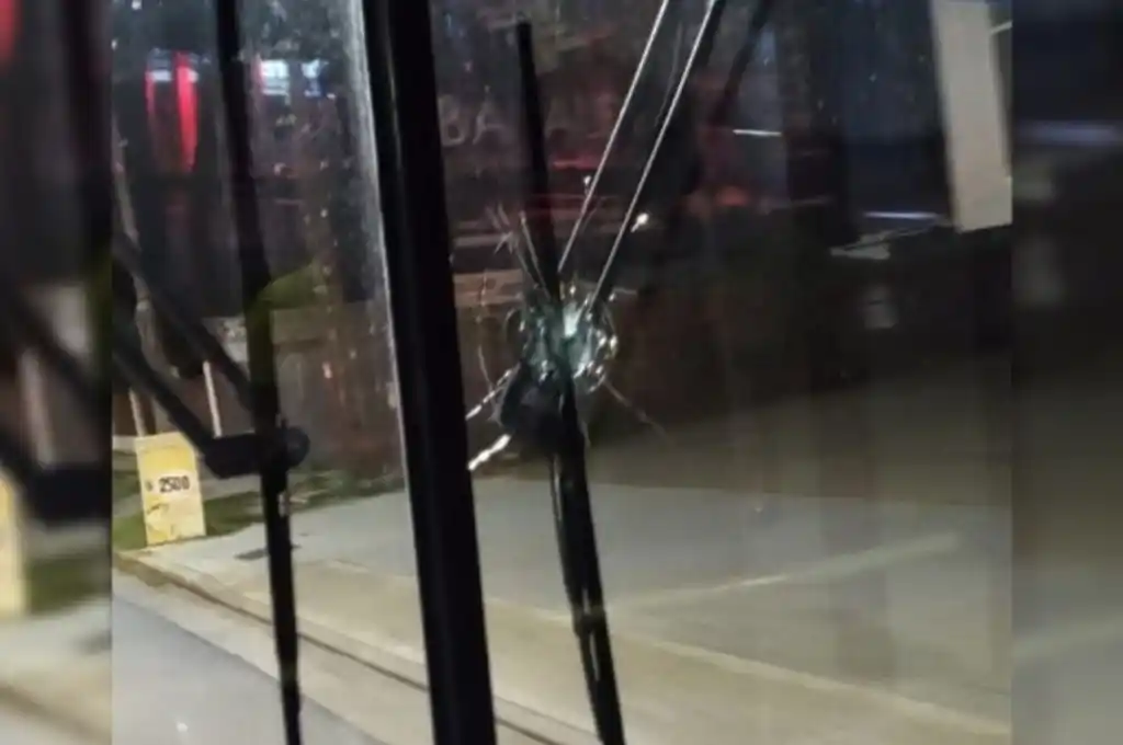 El chofer y los pasajeros de un colectivo sufrieron un intento de robo en Rosario