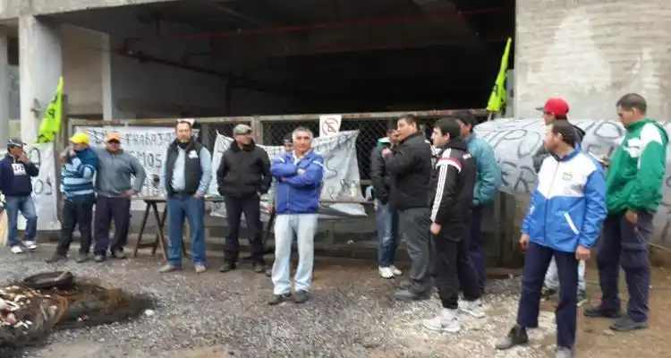 Pese al clima, trabajadores de UOCRA mantienen protesta en el hotel San Julián