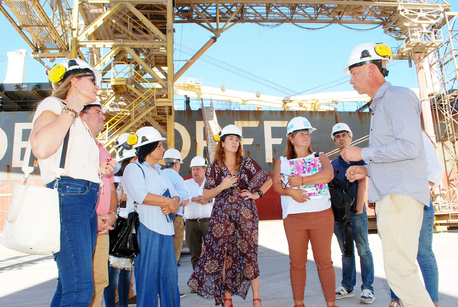 Visita guiada. Tuvieron los concejales y Jimena López en el área de muelles